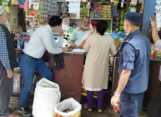 खलंगा बजार अनुगमनः म्याद नाघेका खाद्य सामग्री विक्रिमा राख्ने दुई पसललाई कारवाही